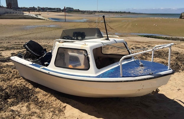 The dinghy was recovered to Margate harbour by Margate RNLI lifeboat (RNLI Margate) (2) (002)