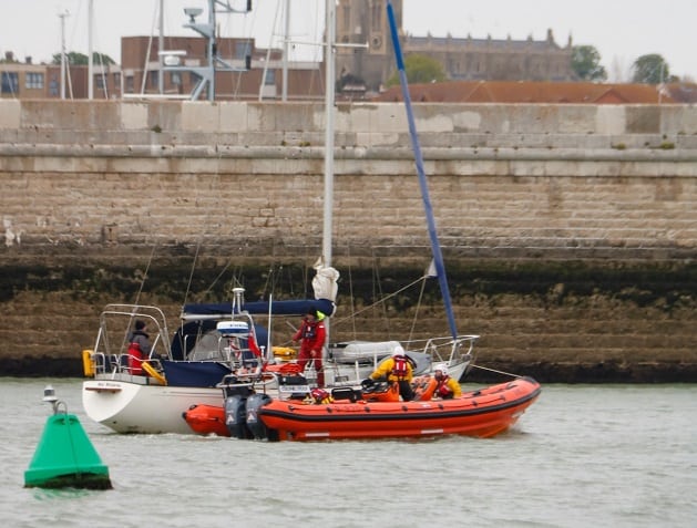 margate_lifeboat_assists_yacht_following_collision